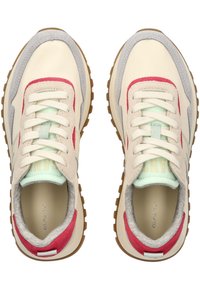 Sportovní tenisky s béžovým koženým svrškem se šedými a červenými semišovými akcenty, mátově zelenými tkaničkami a strukturovanou gumovou podrážkou.