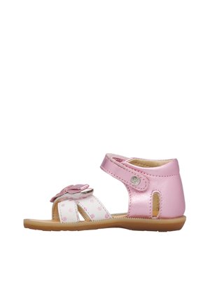 Sandaletto per bambino piccolo rosa e bianco con cinturino alla caviglia, piccoli ritagli floreali e un dettaglio a forma di fiore sulla parte anteriore, con suola marrone.