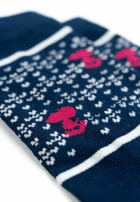 Calze blu navy con un motivo di piccoli fiori bianchi e aragoste rosa, con righe bianche in cima e materiale morbido e texture. 