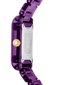 Reloj transparente morado con una parte trasera metálica plateada y una corona dorada. Presenta un diseño de pulsera de eslabones con una textura de superficie suave y brillante.
