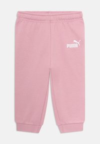 Roze katoenen joggingbroek met elastische tailleband, taps toelopende manchetten en het witte Puma-logo aan de linkerkant. Eenvoudig en solide ontwerp.