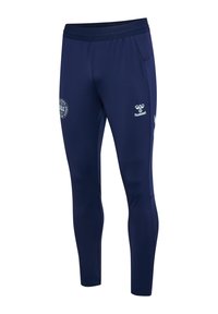 Marineblaue Sporthose mit elastischem Bund, seitlichen Taschen, weißem Hummel-Logo am rechten Oberschenkel und rundem weißem Emblem am linken Oberschenkel.