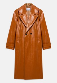 Trench coat lungo in finta pelle marrone con ampi revers, doppio bottone nero, due tasche frontali e maniche con risvolto.
