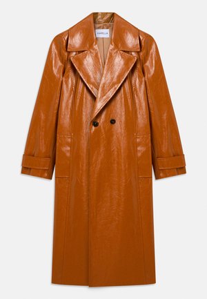 Pitkä ruskea keinonahkainen trench coat, jossa on leveät kiinnitykset, tupla mustat napit, kaksi etutaskua ja hihnat.