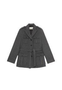 Šedá vojenská bunda se stahovacími pásky v pase, několika kapsami, ramenními epauletami a klopeným límcem z texturované látky.