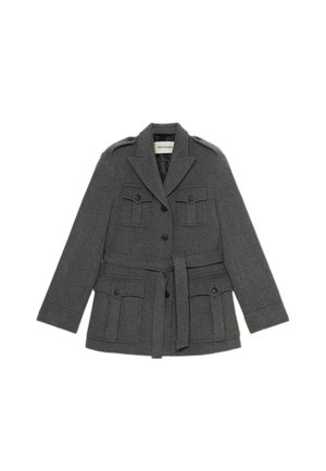 Grijze militaire stijl jasje met een riem in de taille, meerdere zakken, schouderepauletten en een geknipte kraag in een gestructureerde stof.