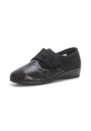 Zapatos negros con un patrón de reptil texturizado y brillante en la puntera, parte superior de suave ante negro, correa de Velcro ajustable y un tacón bajo y curvado.