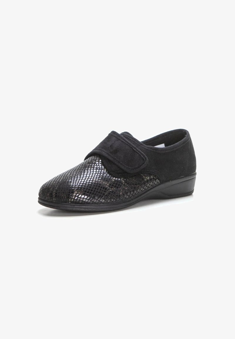 Zapatos negros con un patrón de reptil texturizado y brillante en la puntera, parte superior de suave ante negro, correa de Velcro ajustable y un tacón bajo y curvado.
