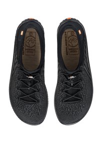 Czarne buty o teksturowanej powierzchni z podszewką z wełny merino, z czarnymi sznurówkami, szarym wnętrzem oraz subtelnym logo po bokach i na podeszwie.