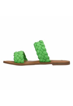 Groene gevlochten slide-sandalen met twee brede banden, voorzien van een gestructureerde afwerking. De zool is plat en gemaakt van een tan kleurig materiaal.