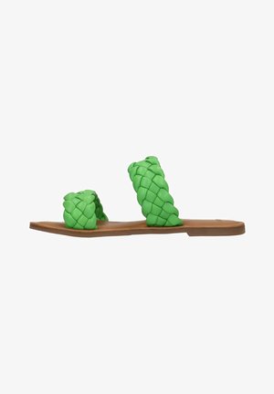 Groene gevlochten slide-sandalen met twee brede banden, voorzien van een gestructureerde afwerking. De zool is plat en gemaakt van een tan kleurig materiaal.