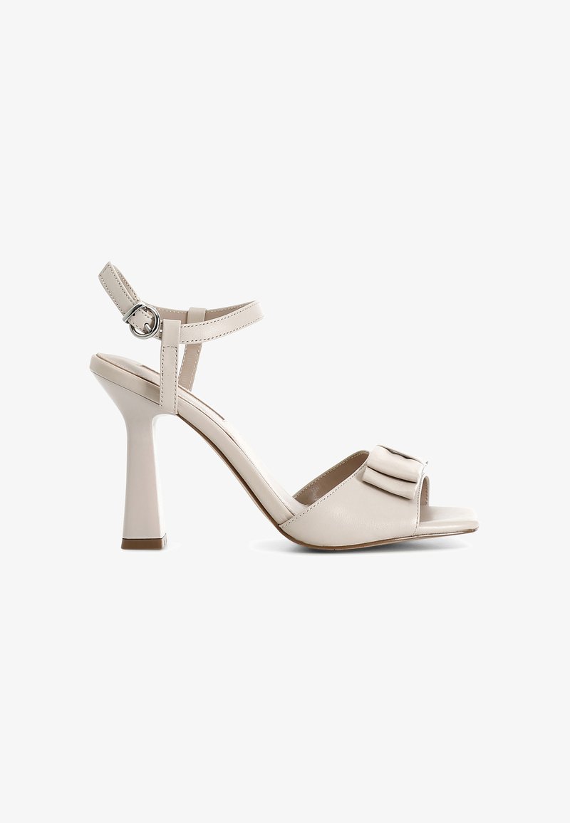 Beige sandály na vysokém podpatku s elegantním designem, otevřenou špičkou, sponou kolem kotníku a mašlí na svršku. Hladká kožená textura.