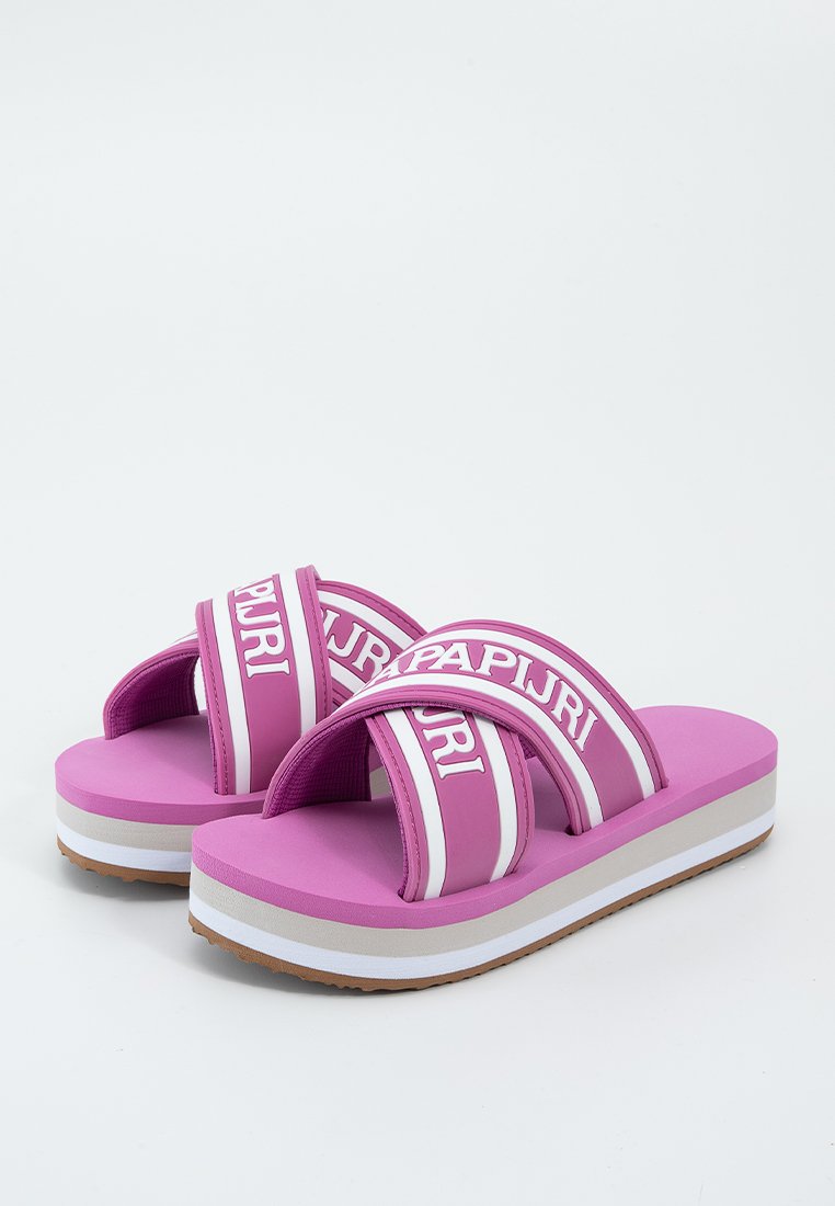 Różowe sandały na platformie z podwójnymi białymi paskami z nazwą marki "PAPRIJRI". Gruba podeszwa z teksturowaną brązową podeszwą.