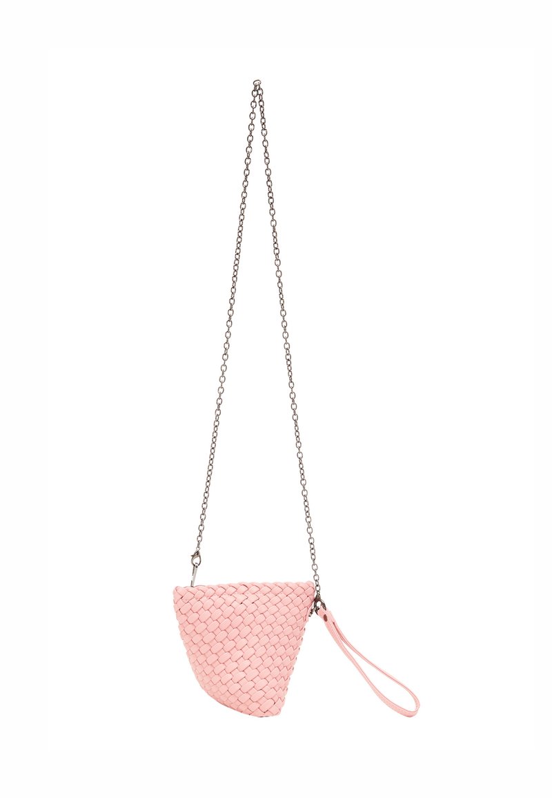 Vævet pink læderhåndtaske med en triangular form, der har en sølv kæde-rem og en detalje med læderhåndled.