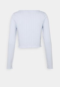 Světle modrý žebrovaný dlouhý rukáv crop top se čtvercovým výstřihem a vlnitým lemováním, vyrobený z elastického materiálu. Žádné viditelné značky ani vzory.