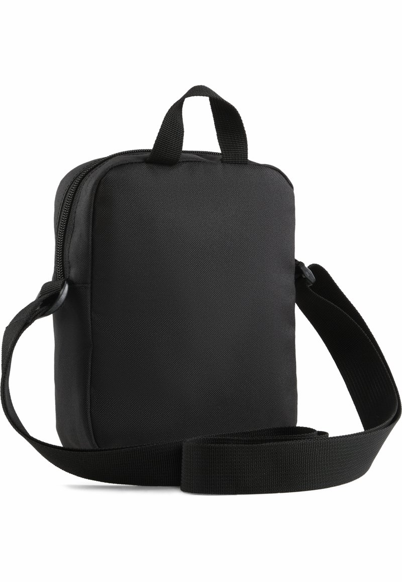 Sac bandoulière en tissu noir avec une forme rectangulaire, fermeture éclair, poignées supérieures et sangle réglable. Surface texturée et design minimaliste.