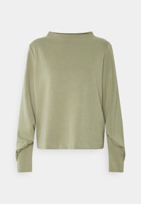 Chemise vert olive à manches longues avec un col bateau et un détail froncé près des poignets, présentée sur un fond blanc.