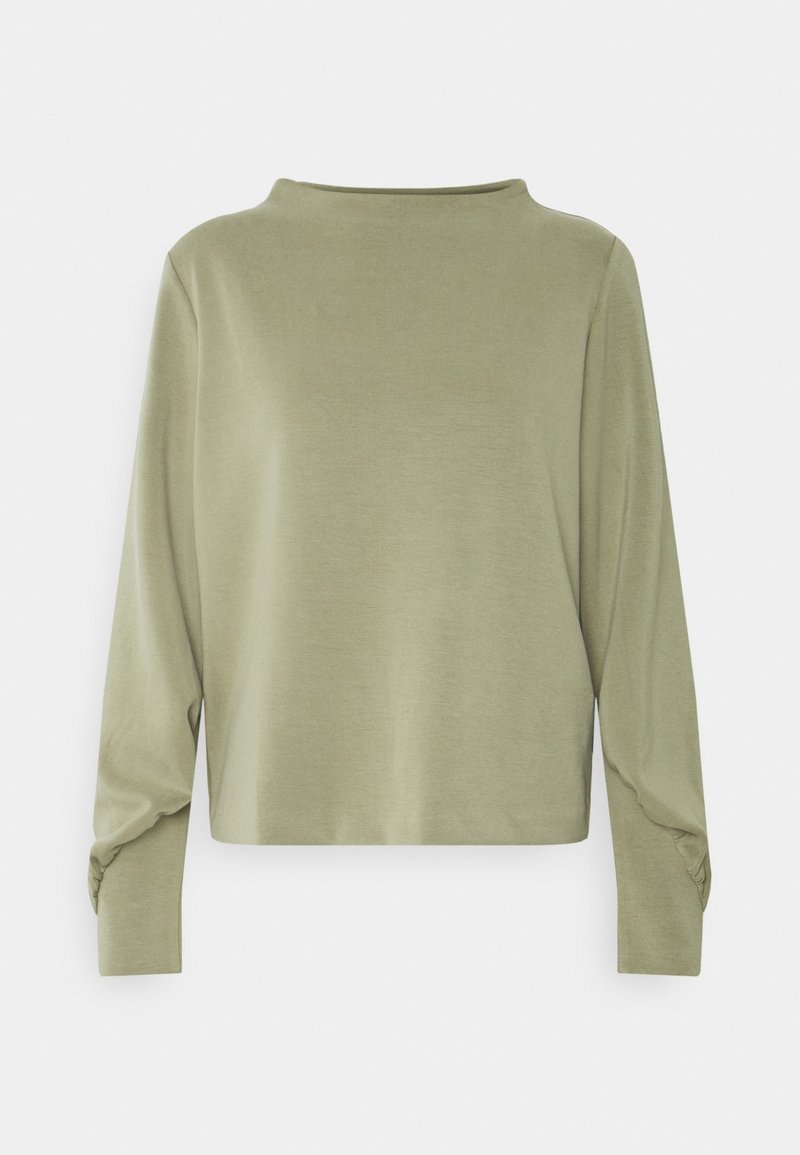 Chemise vert olive à manches longues avec un col bateau et un détail froncé près des poignets, présentée sur un fond blanc.