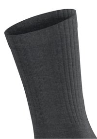 Ciemnoszara, żeberkowana skarpetka o miękkiej fakturze, z nieco wydłużonym mankietem, zapewniającym dopasowane przyleganie. Materiał wydaje się przewiewny i trwały.