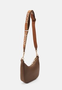 Borsa a spalla in pelle marrone con forma curvata, finiture in oro e tracolla rimovibile con motivo a logo. Finitura testurizzata.
