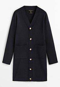 Long cardigan noir avec col en V, six boutons dorés sur le devant et deux poches carrées devant, présenté sur fond blanc.