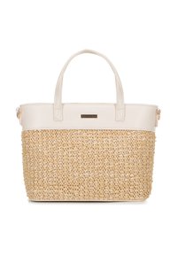 Gewebte Strohtasche und weiße synthetische Tasche mit doppelten stabilen Griffen, die eine strukturierte Oberfläche und ein markiertes metallisches Detail auf der Vorderseite aufweist.