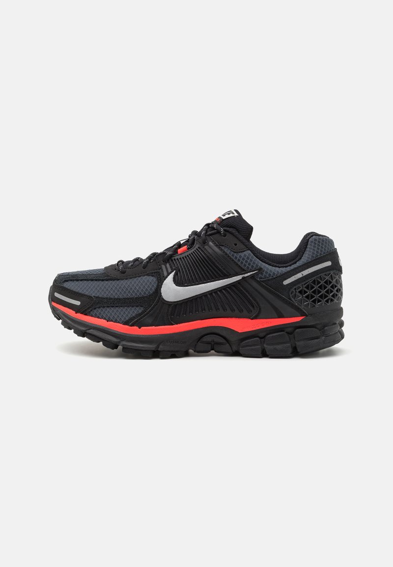Nike Sportswear - VOMERO 5 UNISEX - Trainers - black/metallic silver/bright crimson/anthracite/photon dust, Enlarge