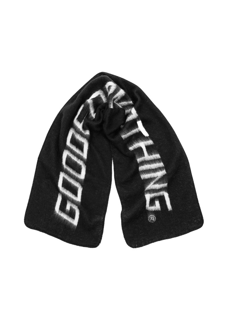 Zwarte sjaal met op één zijde in bold witte tekst "GOOD" en op de andere zijde "THINGS", gemaakt van zachte, gestructureerde stof, met een losse drapering.