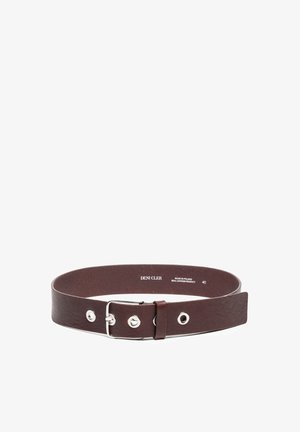 Brązowy skórzany pasek o gładkiej fakturze, z metalowymi elementami w kolorze srebrnym i pojedynczym żłobionym wzorem. Zawiera widoczne szczegóły marki i rozmiaru.