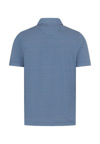 Polo bleu à manches courtes avec un petit motif triangulaire répétitif, vu de dos sur fond blanc.
