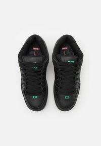 Globe TILT - Skate shoes - black/green
