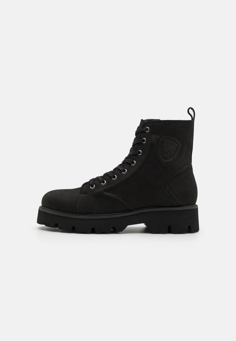 Bottines en daim noir avec un bout rond, un laçage à l'avant, une semelle épaisse et des accents texturés ; dotées d'une languette à l'arrière.