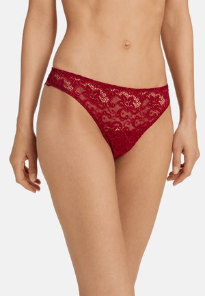Rode kanten ondergoed met bloemenpatronen, een lage taille snit en doorschijnende gaasdetails langs de tailleband en zijkanten.