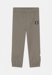 Olivengroene doorgestikte kinderbroek met elastische tailleband en boorden, met een zwarte patch met wit hummel-logo op de rechterdij.