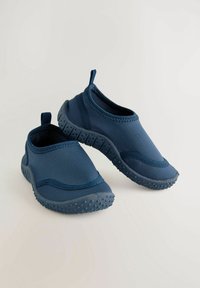 Scarpe da acqua navy slip-on realizzate in materiale sintetico testurizzato con suola in gomma flessibile caratterizzata da piccoli motivi antiscivolo e una linguetta per il sollevamento.