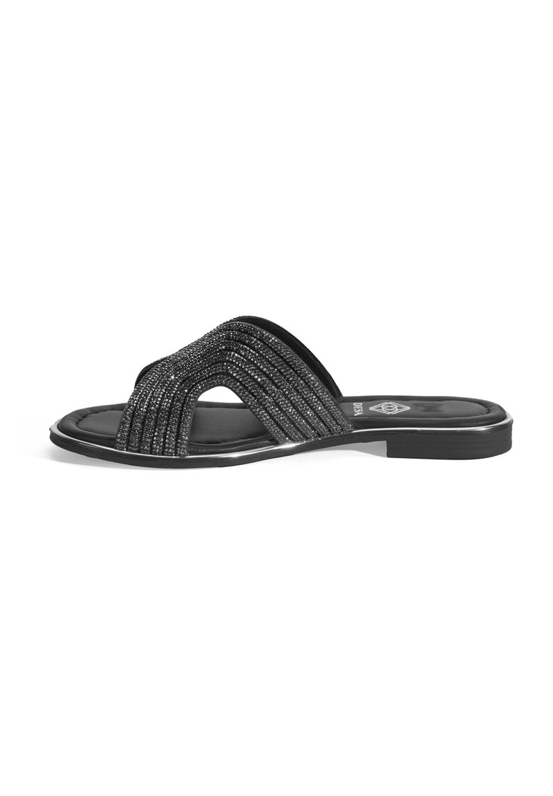 Sandale noire à semelle plate avec une tige texturée présentant plusieurs rayures horizontales argentées et un design de bout arrondi.