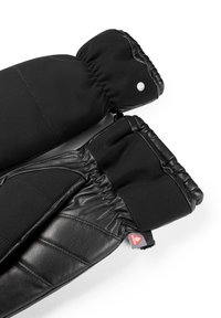 Schwarze Fäustlinge aus einer Kombination von Softshell-Gewebe und Leder, mit gesteppten Details, elastischen Bündchen und einem Markenetikett.