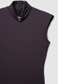 Top senza maniche in tessuto viola scuro, con colletto alto e zip, dettaglio della chiusura circolare, trama liscia.