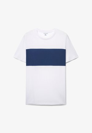 Biały bawełniany t-shirt z poziomym granatowym paskiem na wysokości klatki piersiowej. Okrągły dekolt i krótkie rękawy. Rozmiar XL.