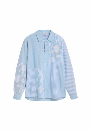 Svetlomodrá košeľa s dlhým rukávom s vertikálnymi pruhmi a bielymi kvetinovými vzormi, s golierom a jedinečným zapínaním na gombíky vpredu.