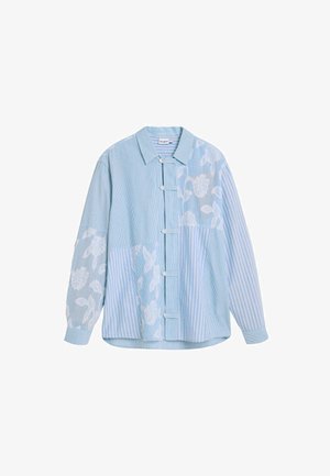 Hele sinine pikkade varrukatega särk vertikaalsete triipude ja valgete lillemustritega, millel on kraega kaelus ja unikaalne nööpidega kinnituv esikülg.