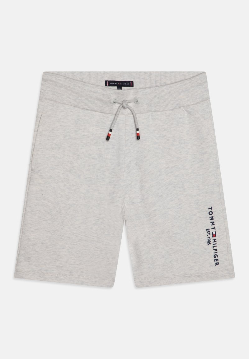 Pantaloni corti di cotone grigi con vita regolabile. Presentano un logo con testo blu scuro sul lato anteriore sinistro. Texture liscia, design fino al ginocchio.