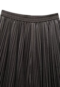 Falda negra con plisado hecha de terciopelo, con una cinturilla elástica. La tela tiene una textura suave con plisados verticales para un aspecto estructurado.
