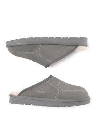 Grau Wildleder Hausschuhe mit einem weichen Innenfutter, Gummisohle und gestickten Details am oberen Rand.