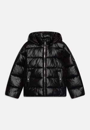 Schwarze Pufferjacke mit Kapuze, glänzender Textur, Reißverschluss vorne und Seitentaschen mit Druckknöpfen. Gepolstertes Design mit horizontalen Nähten.