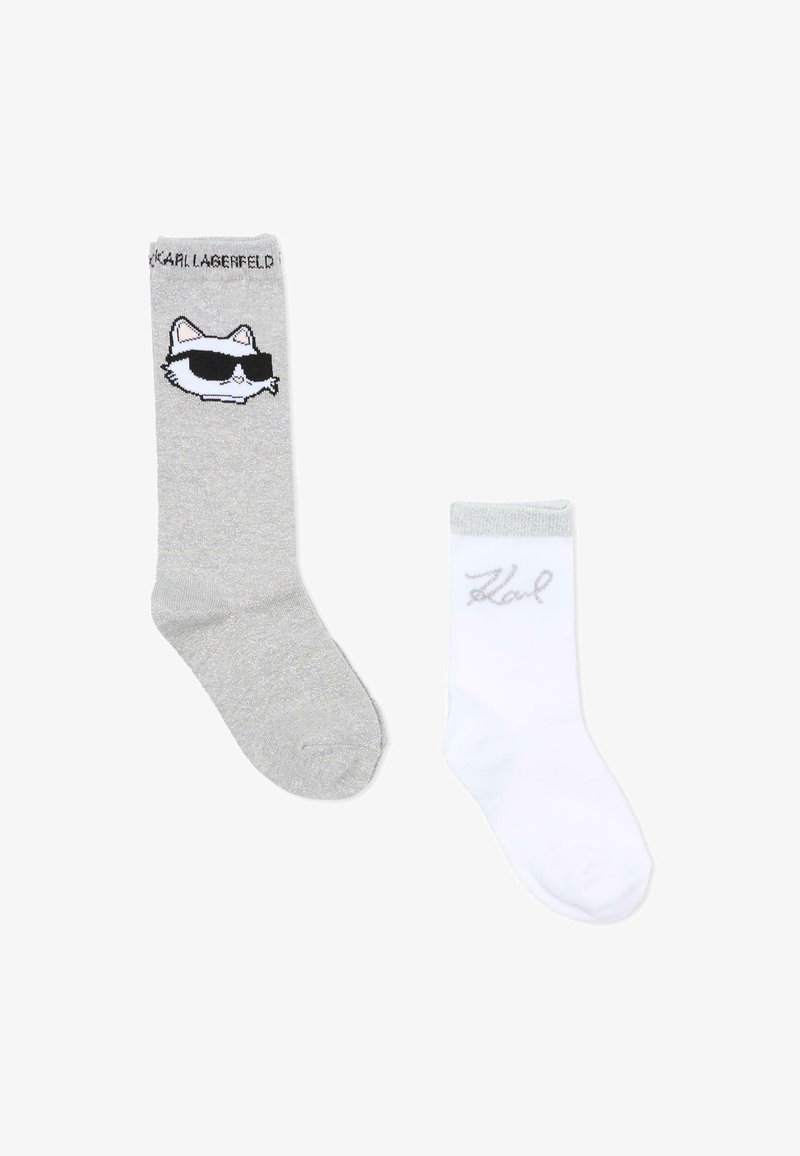 Jedna szara skarpetka z kotem w okularach przeciwsłonecznych i napisem "KARL LAGERFELD", oraz jedna biała skarpetka z srebrnym napisem "Karl".