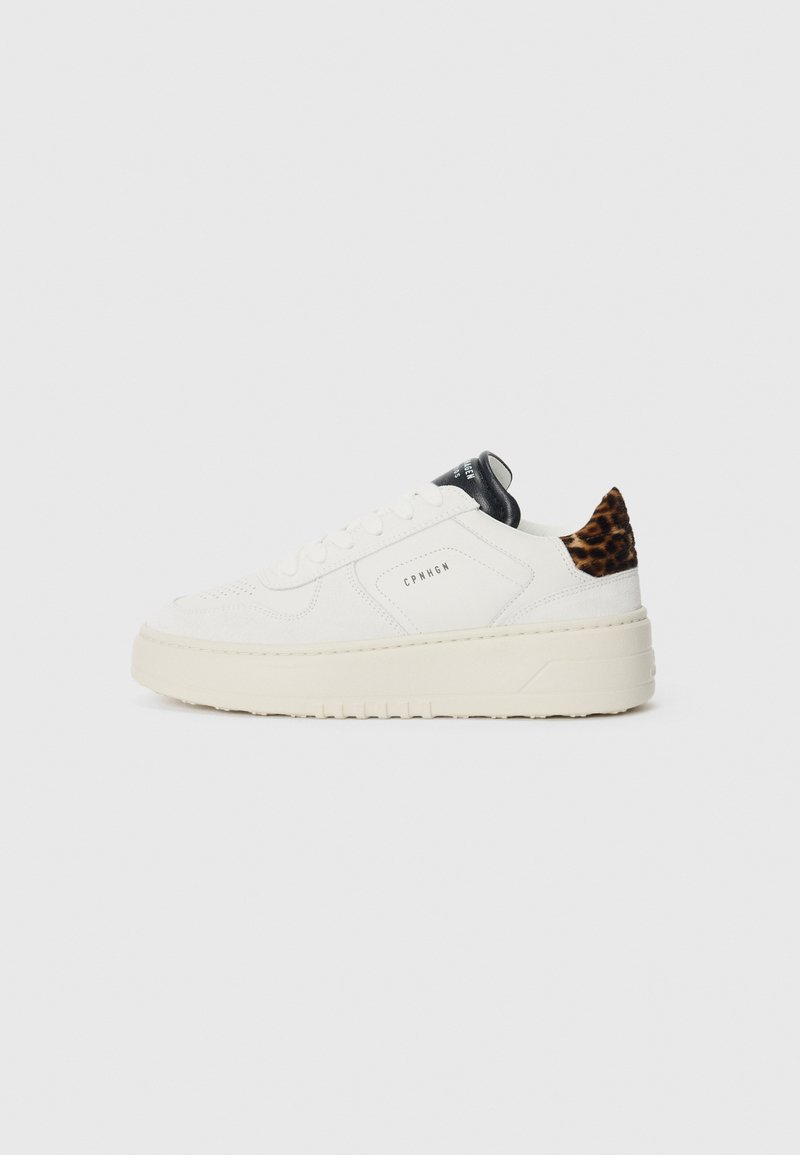 Hvit sneakers med teksturert stoffoverdel og en tykk såle. Svart hæltab og leopardmønsterdetalj bak. Minimalistisk design.