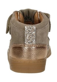 Kinder hoge sneakers van beige suede, met een metallic bronzen hak, glinsterende trekband en rubberen zool, gezien vanaf de achterkant.