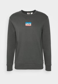 Felpa grigia in cotone con collo a giro. Presenta un logo rettangolare LEVI'S in blu, rosa e bianco sul petto. Maniche a sbuffo.