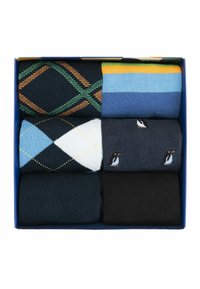 Sei paia di calze in una scatola blu con vari designs: argyle, righe, colori solidi e motivi di pinguini in tonalità scure, blu e verdi.